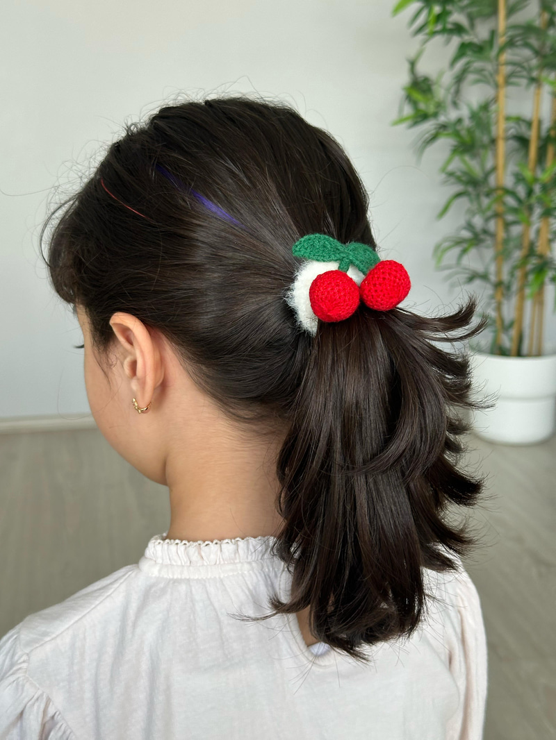 Kiraz Sallantılı Peluş Scrunchie Toka Ekru