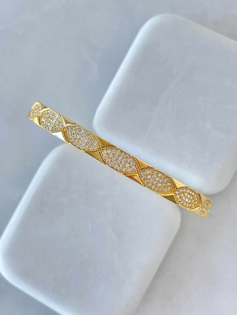 Özel Seri Gömme Taşlı Sarmal Model Kelepçe Gold