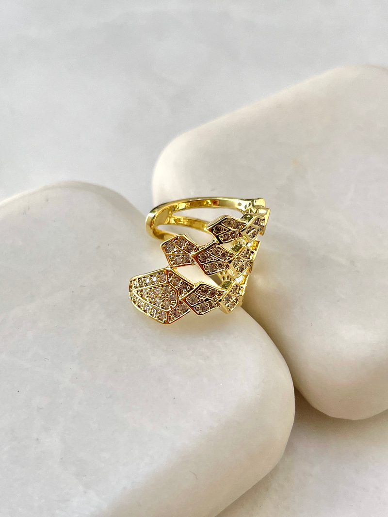 Üç Sıra Gömme Taşlı Yılan Model Kıkırdak Küpe Gold