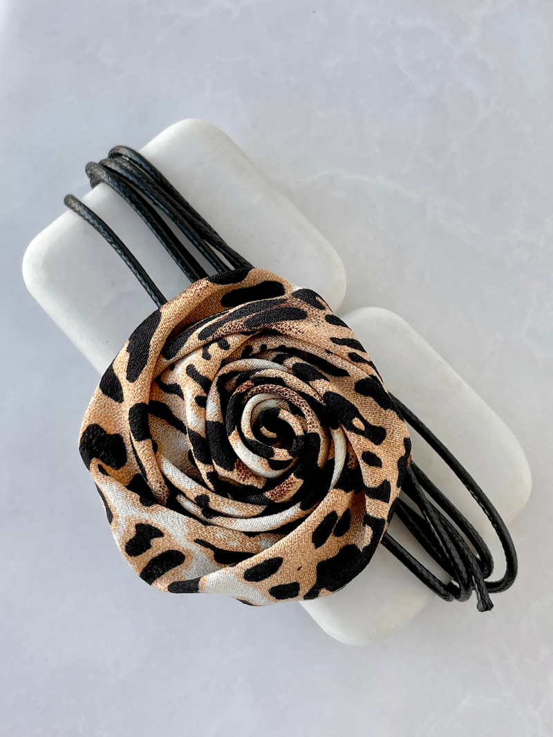 Leopar Gül Choker Kolye Kahverengi