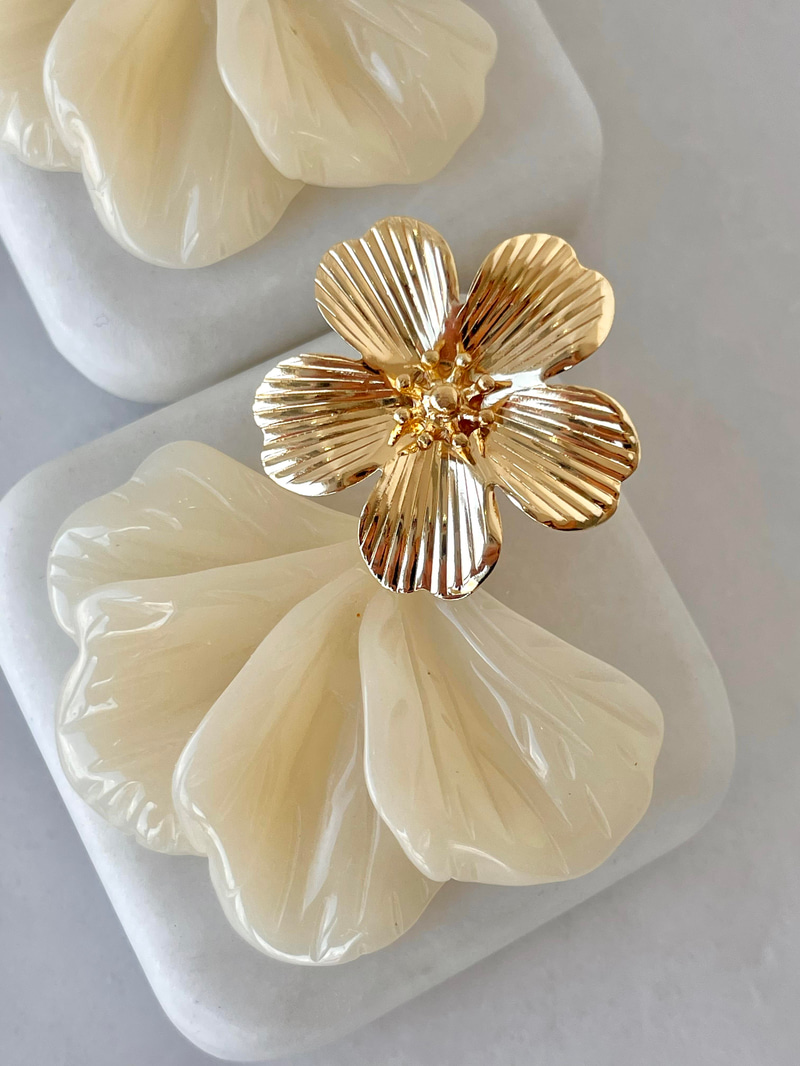Altın Kaplama Sallantılı Lotus Küpe Ekru
