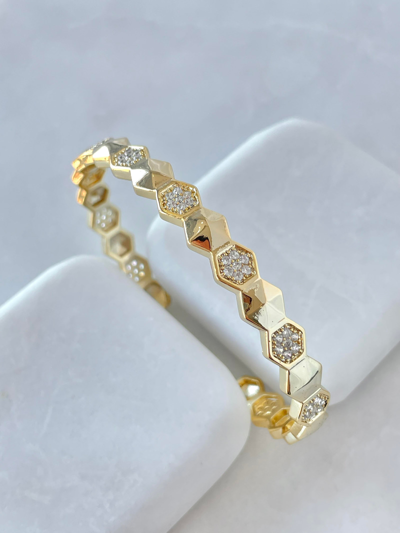 Özel Seri Gömme Taşlı Altıgen Kelepçe Gold
