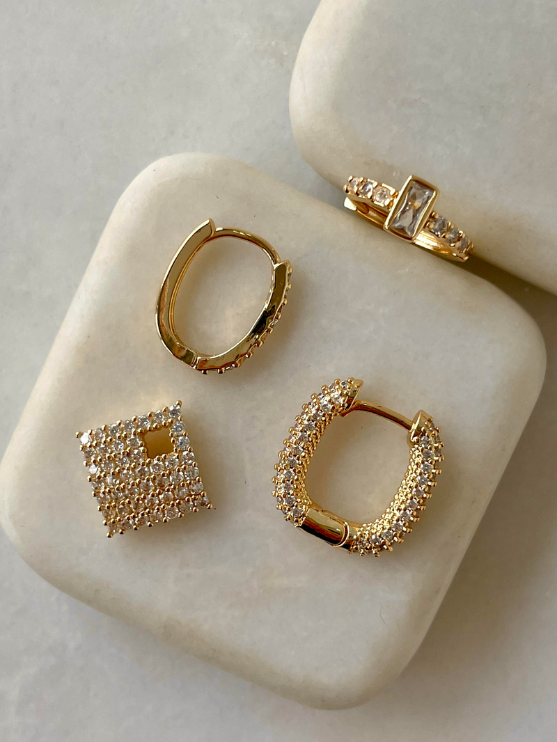 Altın Kaplama Üçlü Zirkon Taşlı Kare Küpe Gold