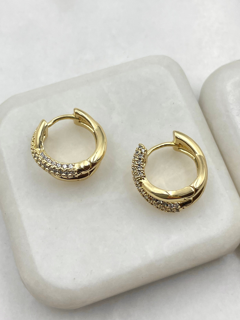 Gömme Taşlı Çapraz Model Küpe Gold