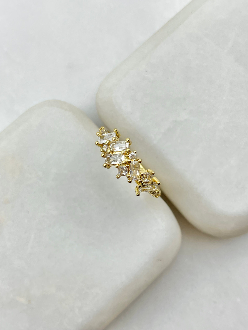 Çoklu Baget Taşlı Yüzük Gold