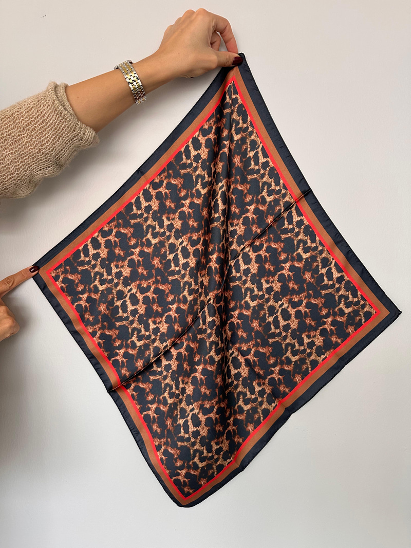 Nar Çiçeği Detaylı Leopar Desenli Bandana Fular