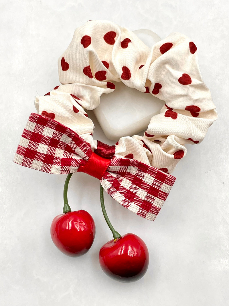 Kiraz Sallantılı Scrunchie Toka Kalp