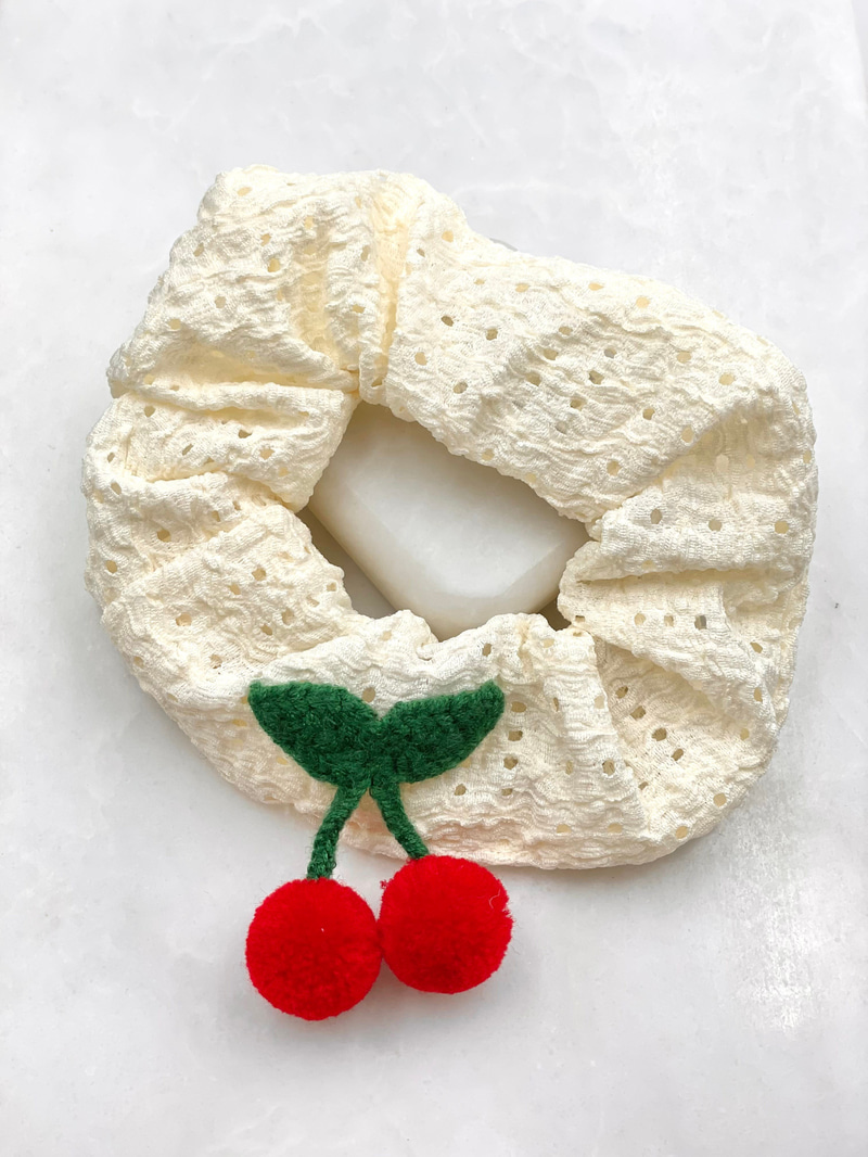 Örgü Kiraz Sallantılı Scrunchie Toka Ekru Renkli