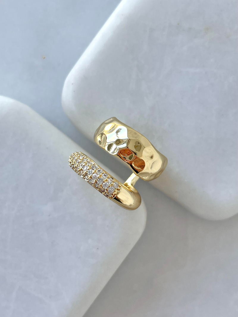 Altın Kaplama Çift Sıra Dövme Plaka ve Taşlı Kıkırdak Küpe Gold