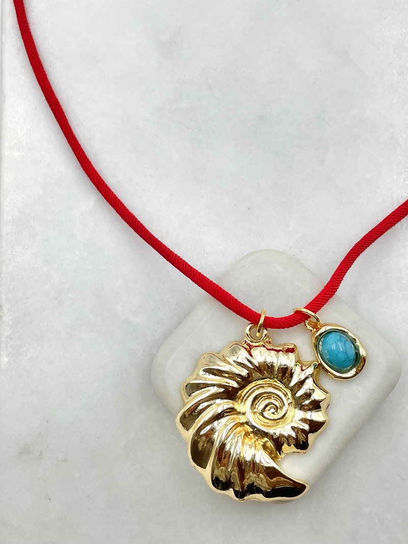 İstiridye ve Taş Sallantılı Kırmızı İp Kolye Gold