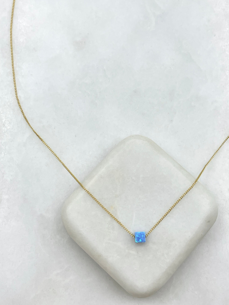 Özel Seri Opal Taşlı Minimal Küp Kolye Açık Mavi Gold
