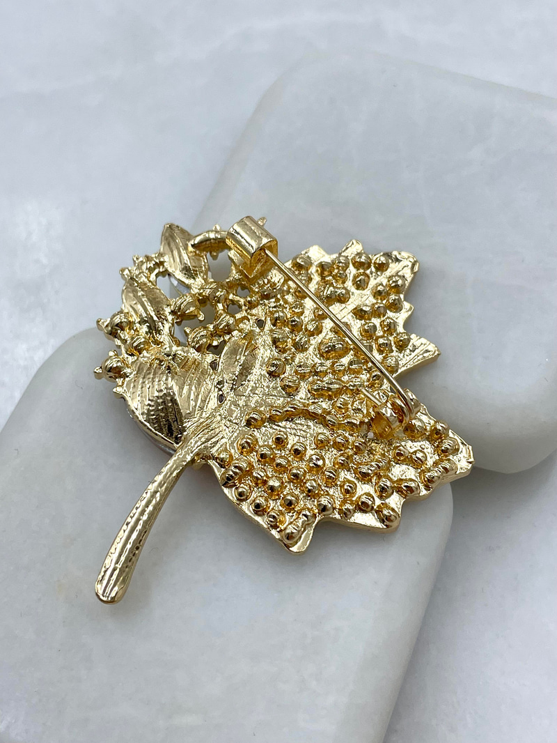 Renkli Kristal Taşlı Çınar Yaprağı Broş Gold