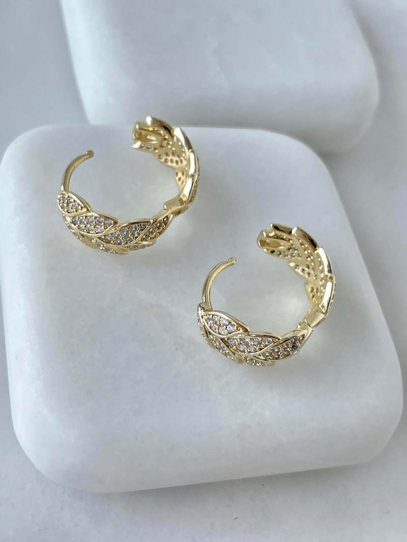Özel Seri Gömme Taşlı Yaprak Model Halka Küpe Gold