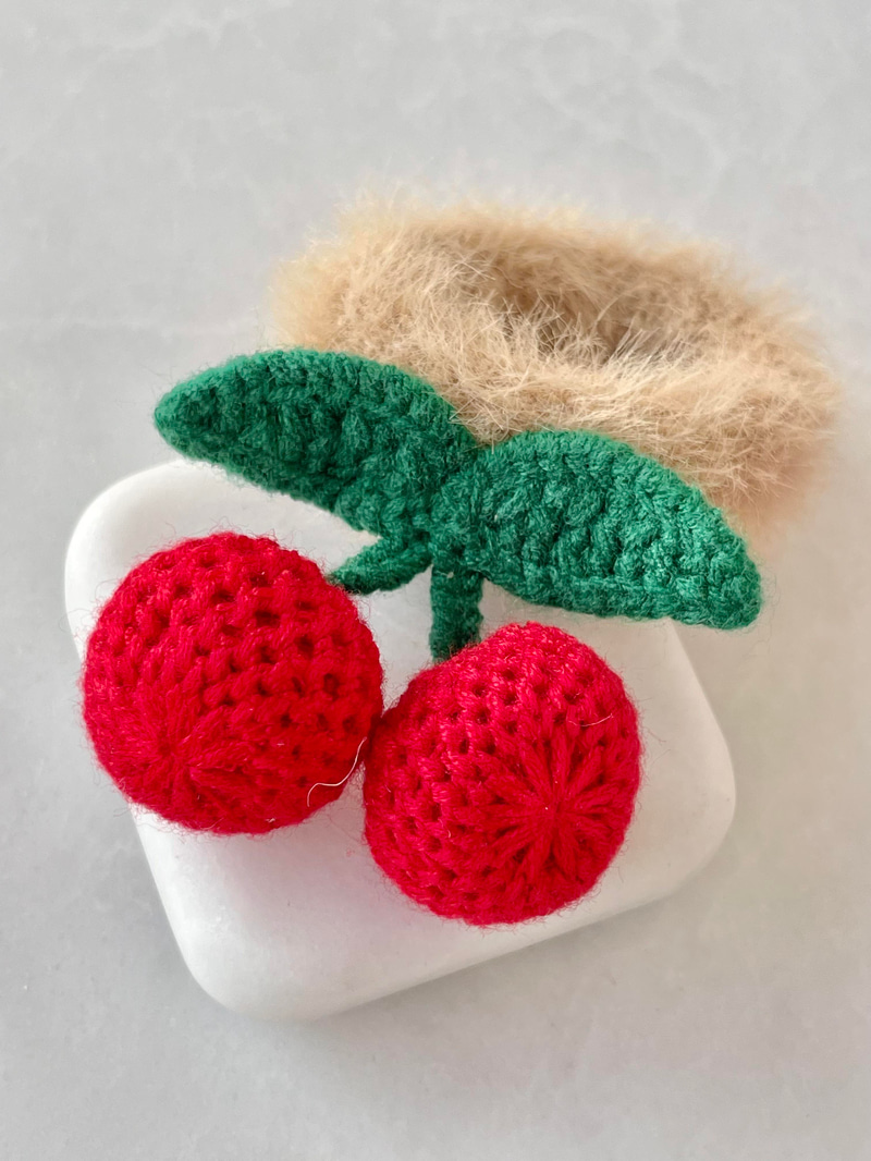 Kiraz Sallantılı Peluş Scrunchie Toka Kahve