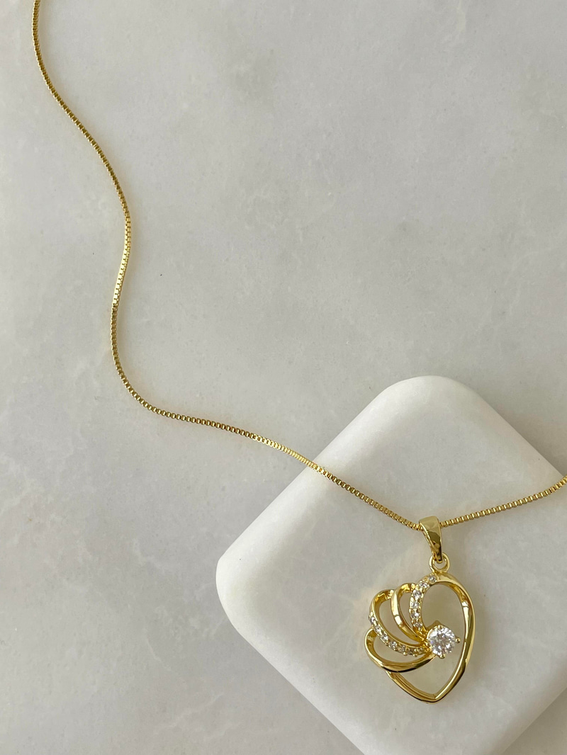 Özel Seri Gömme ve Kristal Taşlı İçi Boş Kalp Kolye Gold