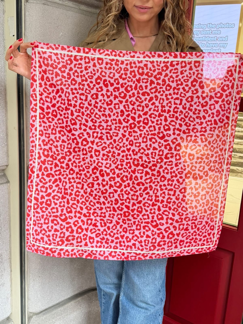 Leopar Desenli Pamuklu Bandana Fular 63x63 cm Pembe Renkli