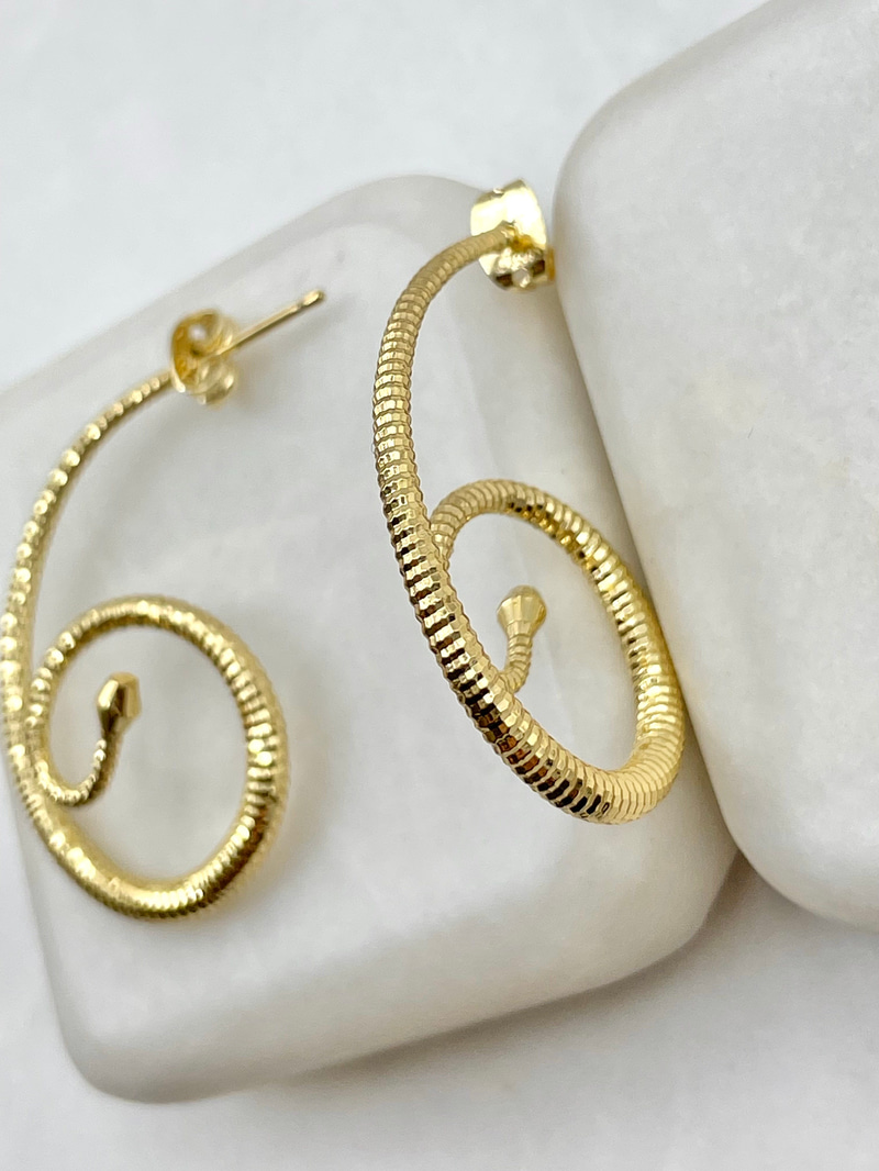 Işıltılı Kıvrım Tasarım Küpe Gold