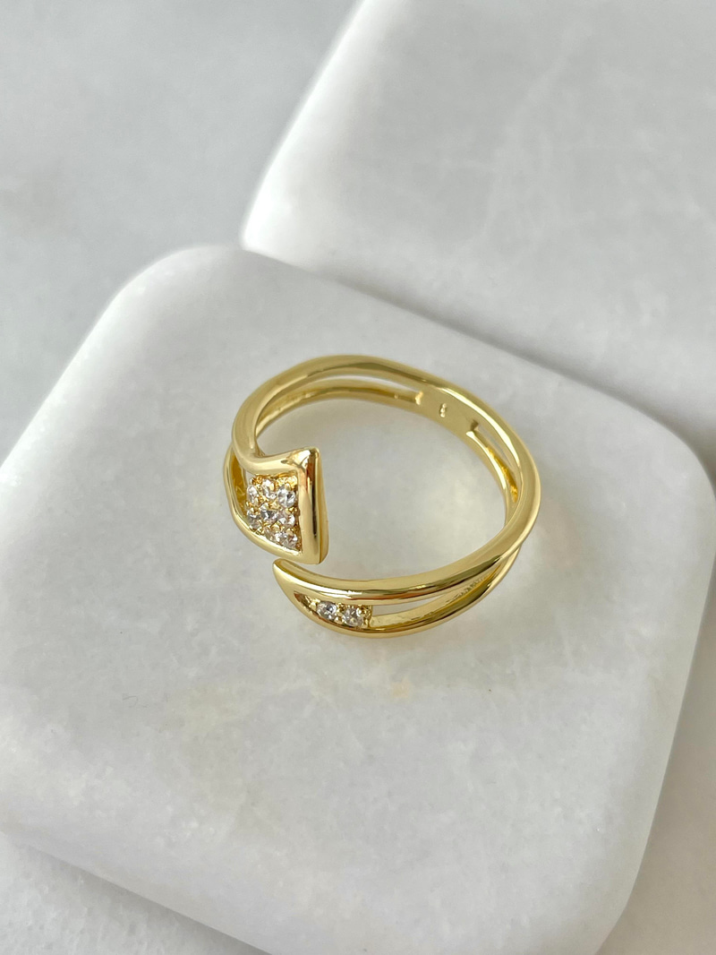 Özel Seri Gömme Taşlı Asimetrik Yüzük Gold
