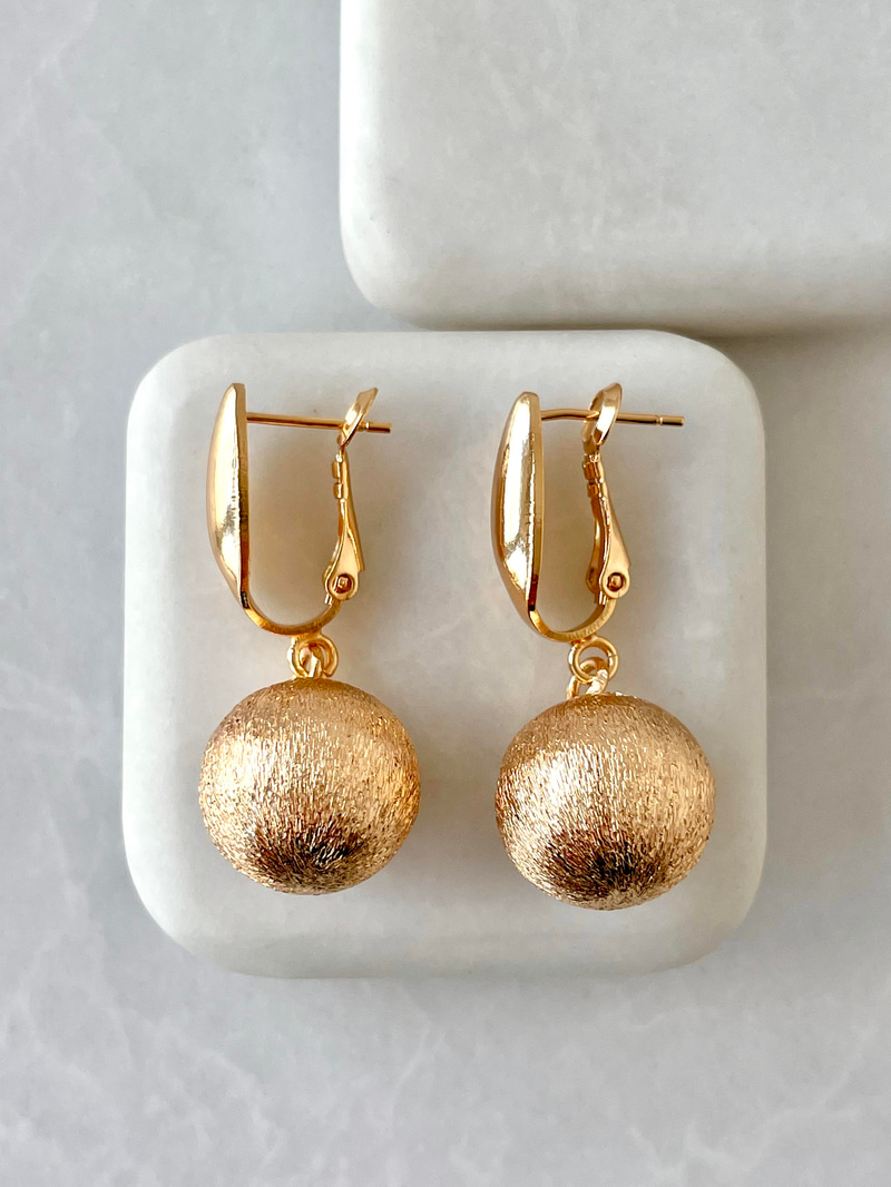 Altın Kaplama Işıltılı Top Sallantılı Küpe Gold