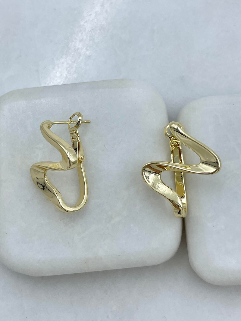 Altın Kaplama Kıvrım Model Küpe Gold