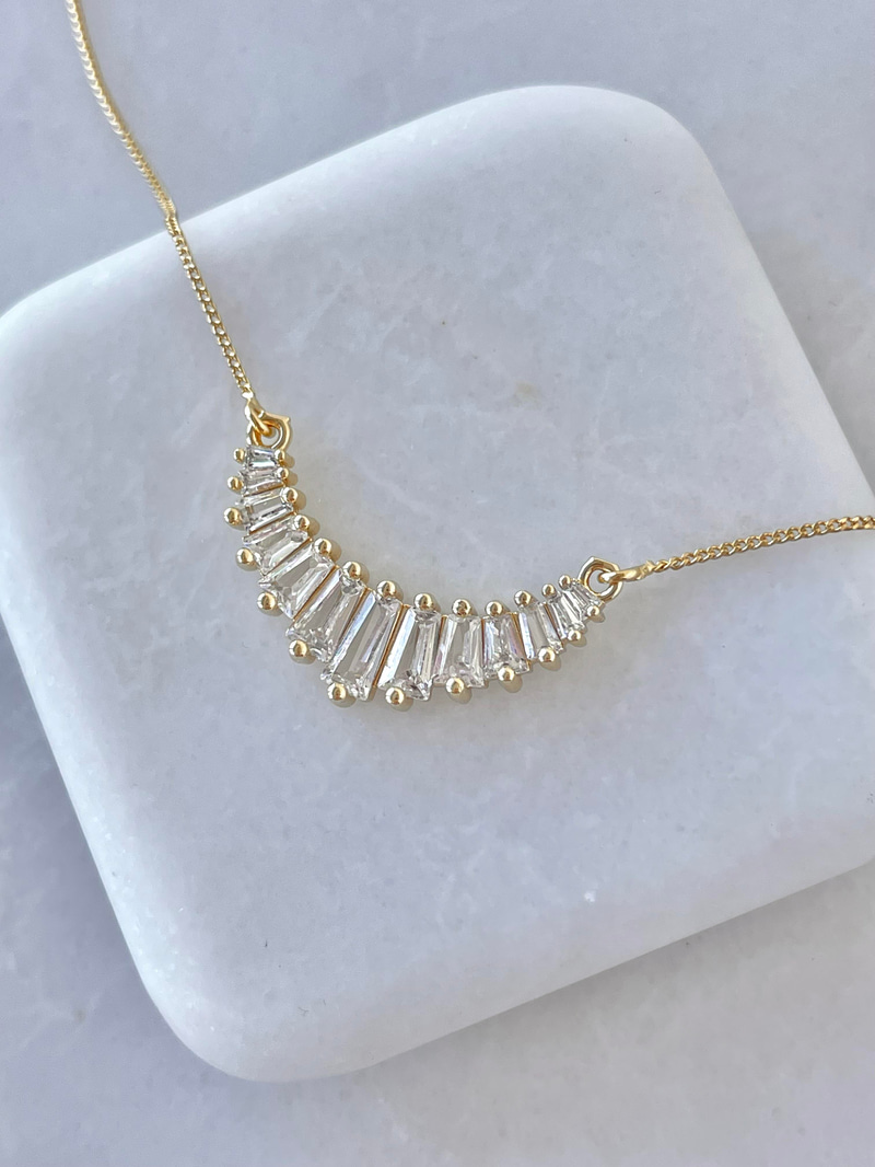 Altın Kaplama Sıralı Baget Taşlı Minimal Zincir Kolye