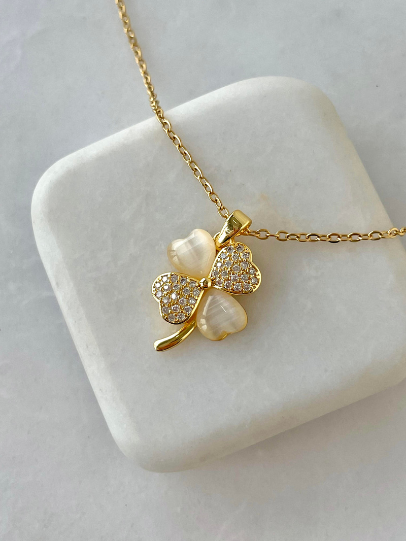 Çelik Opal ve Gömme Taşlı Yonca Kolye Gold