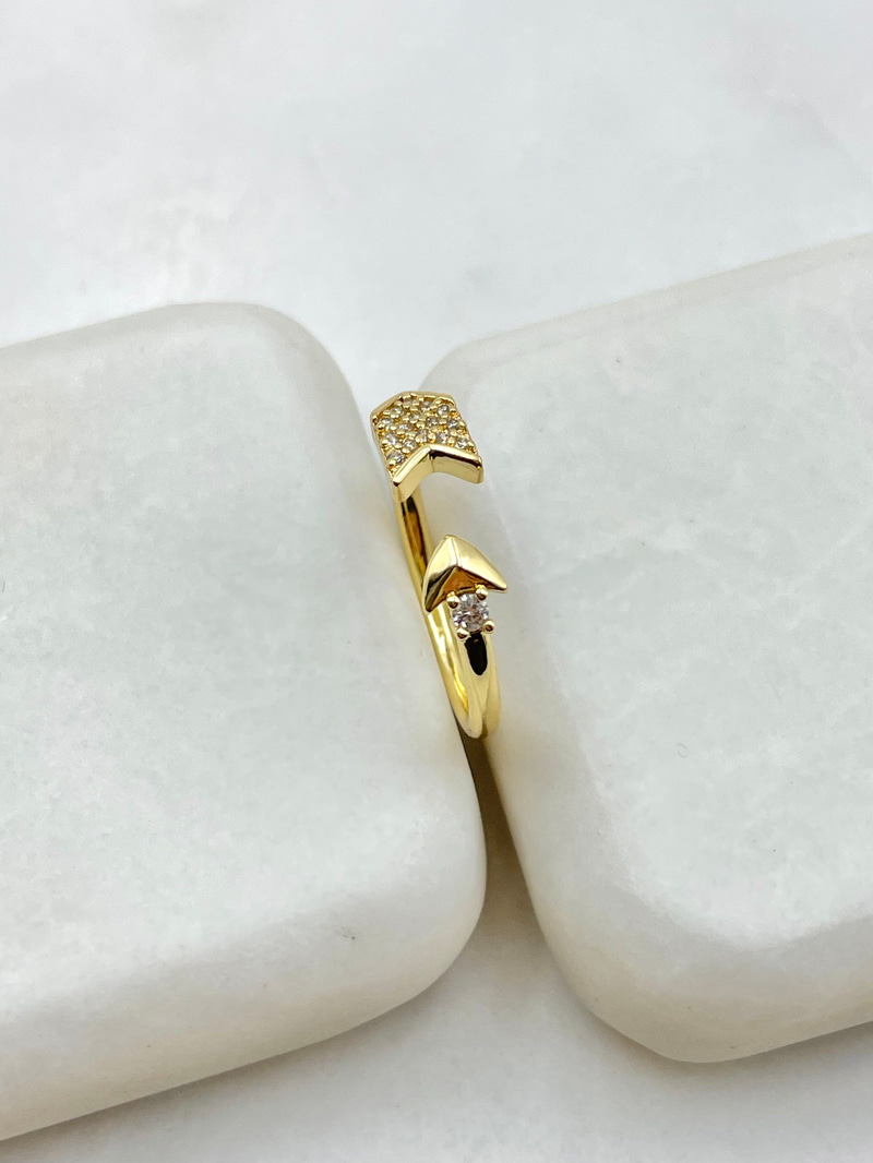 Gömme Taşlı Ok Model Yüzük Gold