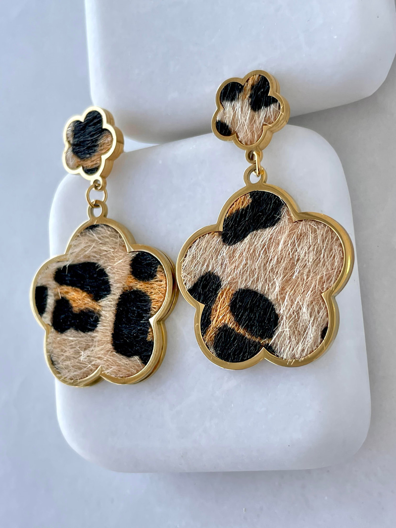 Çelik Çiçek Leopar Sallantılı Küpe Gold