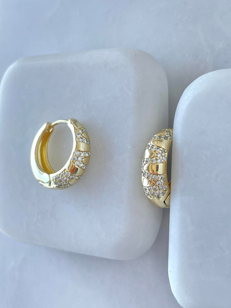 Özel Seri Gömme Taşlı Çapraz Model Halka Küpe Gold