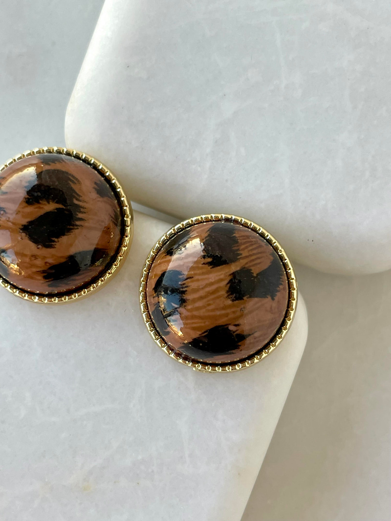 Gold Detaylı Düğme Leopar Küpe