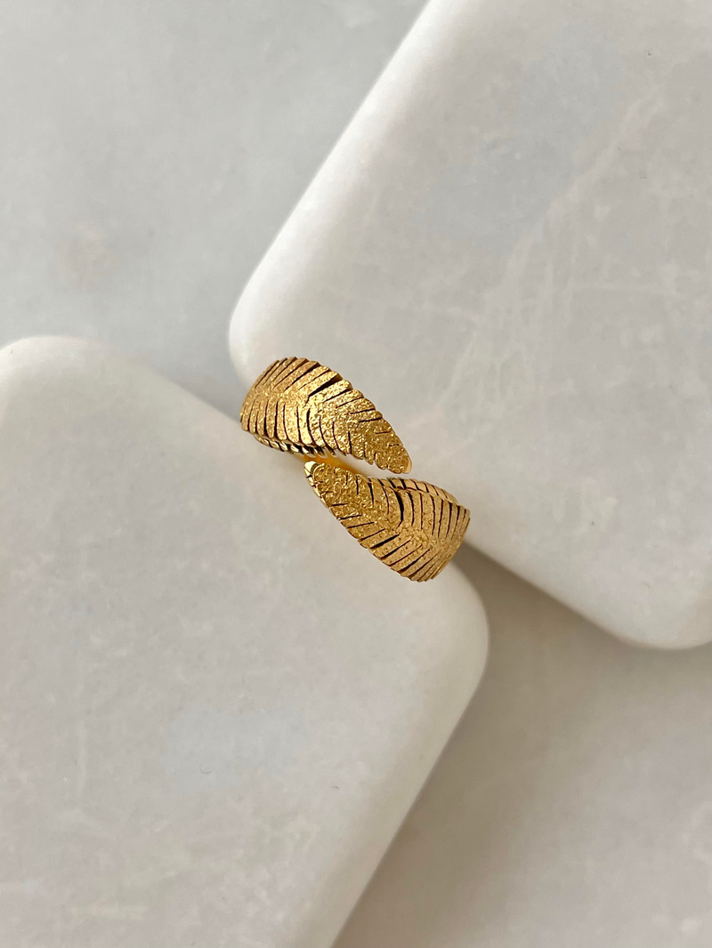 Çelik Işıltılı Yaprak Yüzük Gold