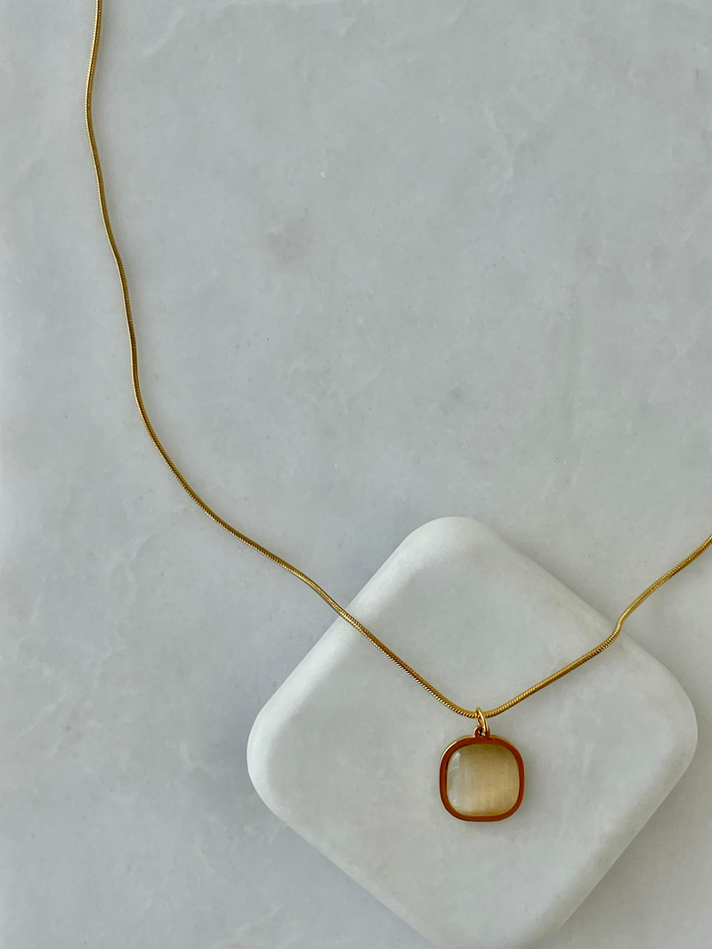 Çelik Kare Opal Taşlı Kolye Vizon-Gold