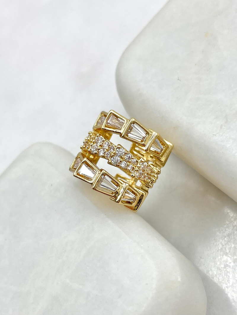 Kristal ve Gömme Taşlı Üçlü Görünüm Kıkırdak Küpe Gold