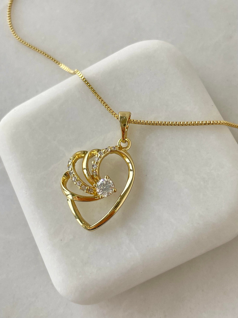 Özel Seri Gömme ve Kristal Taşlı İçi Boş Kalp Kolye Gold