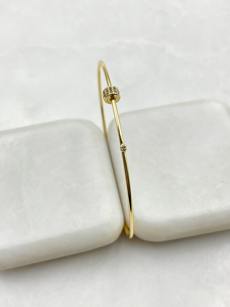 Taşlı Silindir Model Minimal Kelepçe Gold