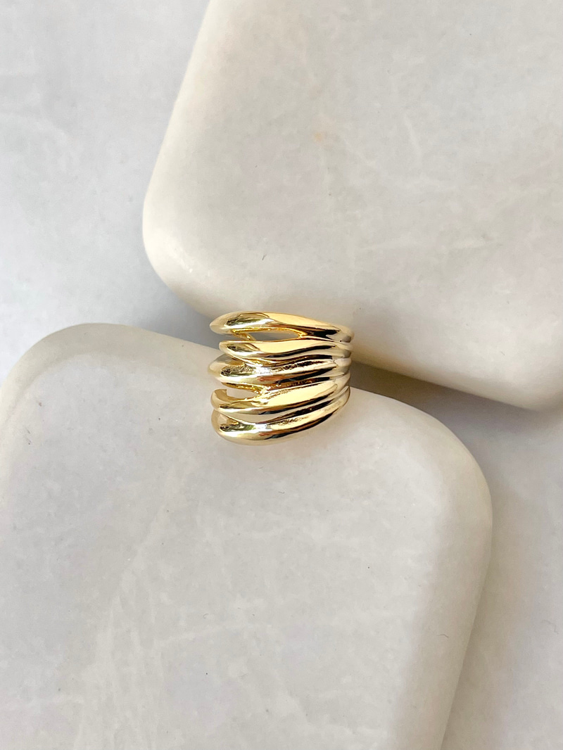 Çoklu Görünüm Asimetrik Kıkırdak Küpe Gold