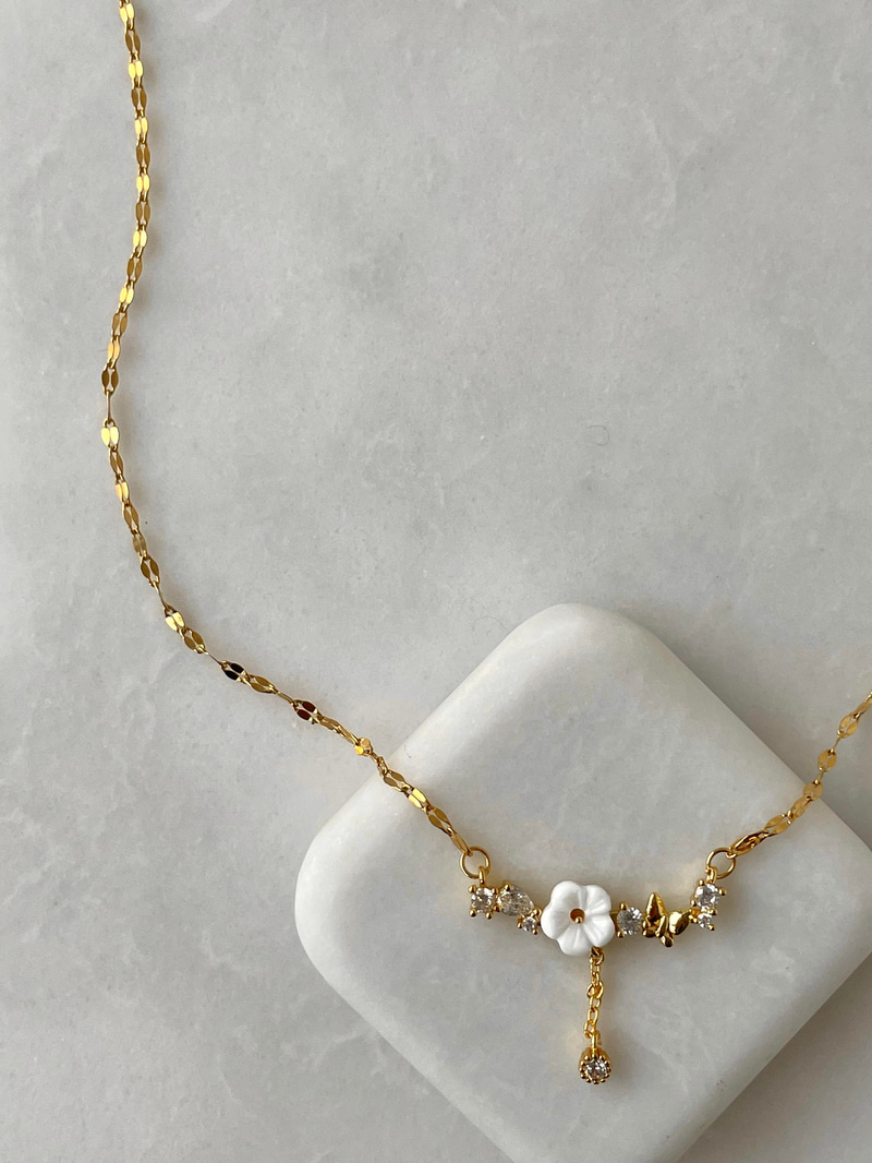 Çelik Minimal Beyaz Çiçek Işıltılı Zincir Kolye Gold