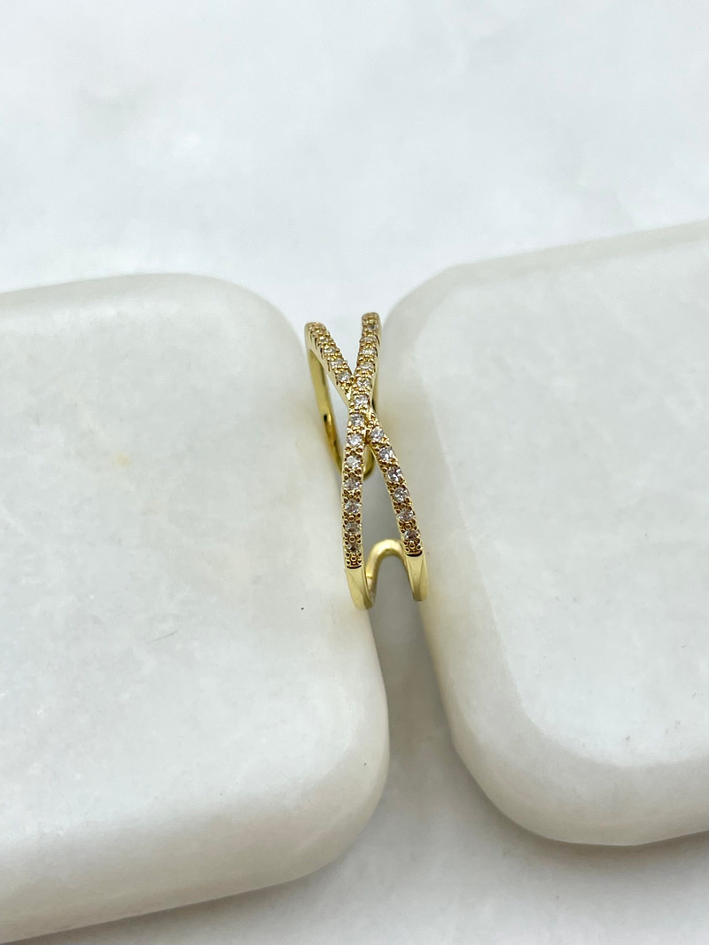Gömme Taşlı Çapraz Model Yüzük Gold