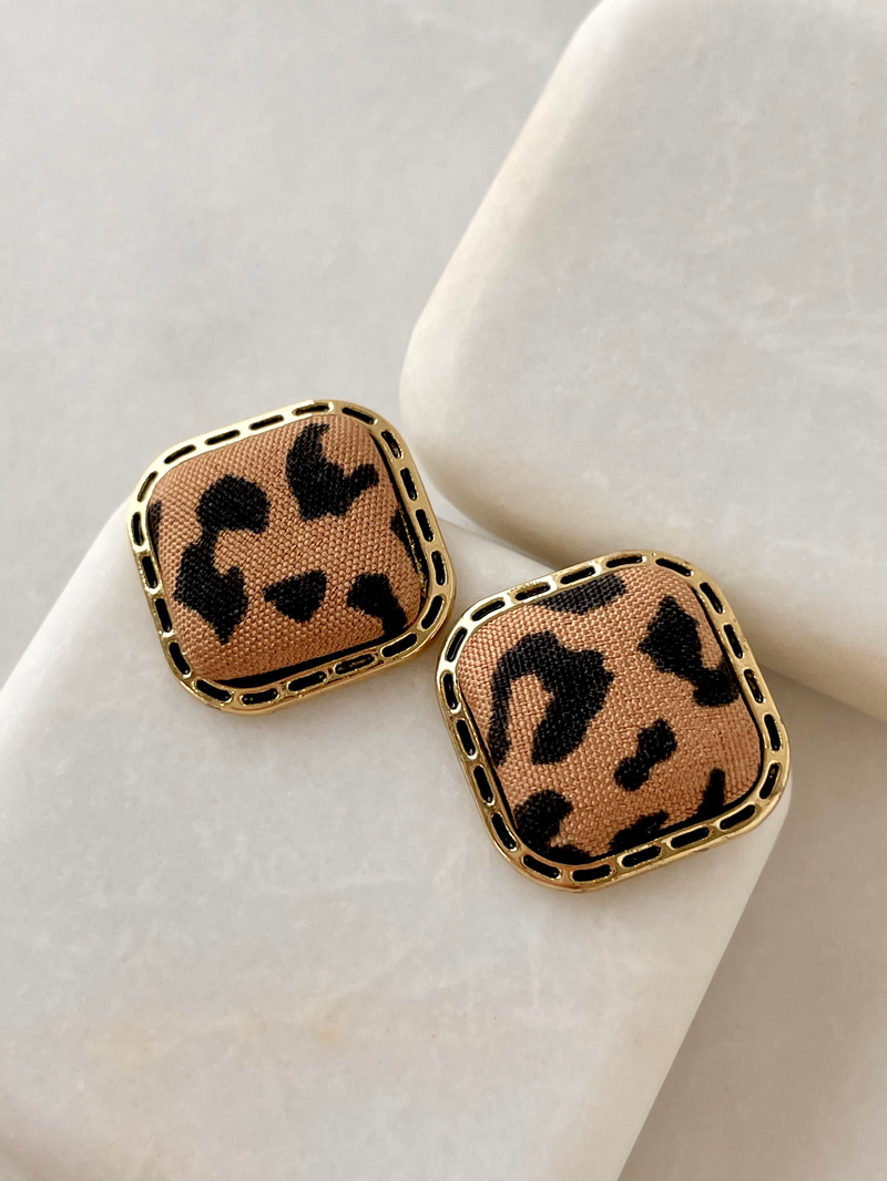 Altın Kaplama Gold Detaylı Kare Leopar Küpe