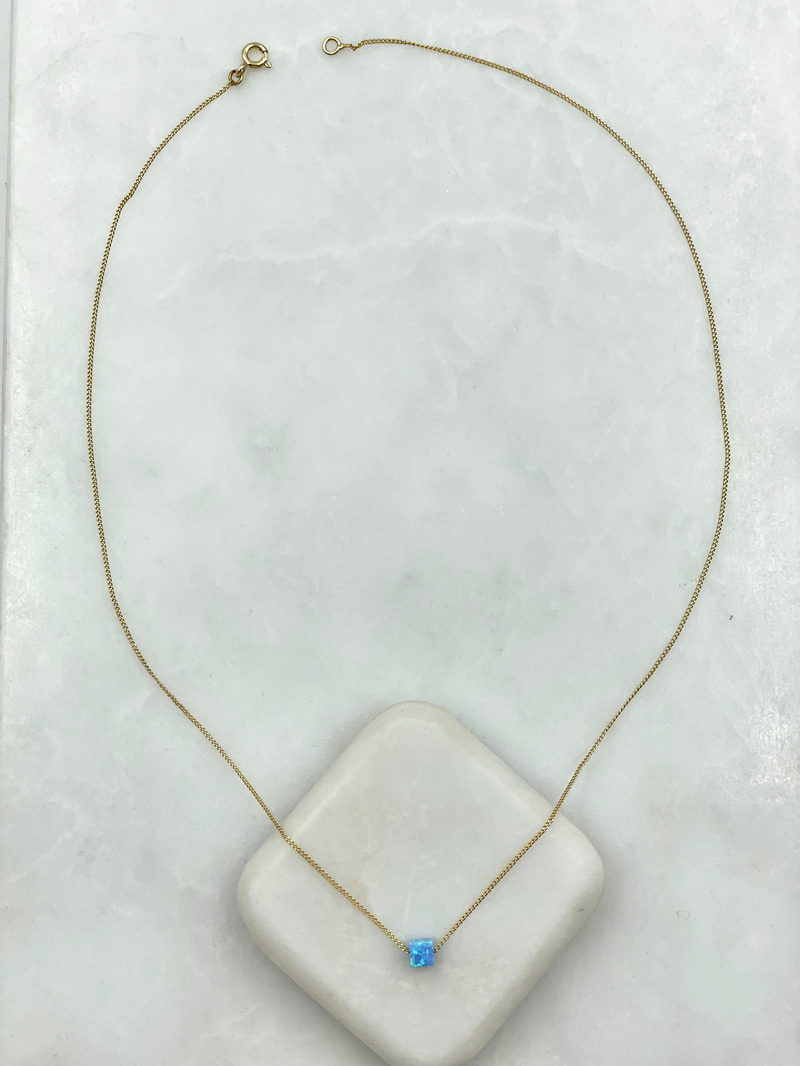 Özel Seri Opal Taşlı Minimal Küp Kolye Açık Mavi Gold