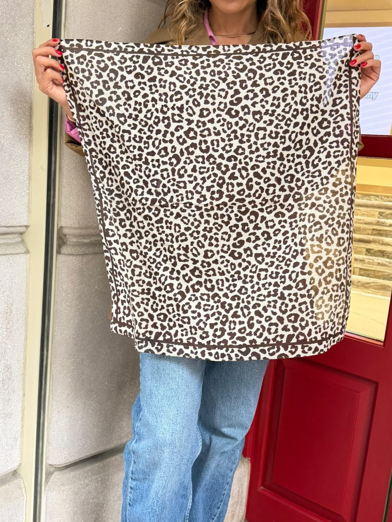 Leopar Desenli Pamuklu Bandana Fular 63x63 cm Ekru Renkli