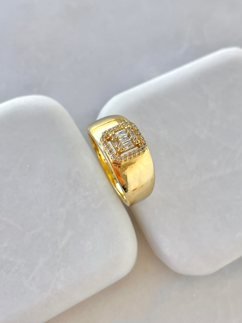 Özel Seri Kare Baget Taşlı Yüzük Gold