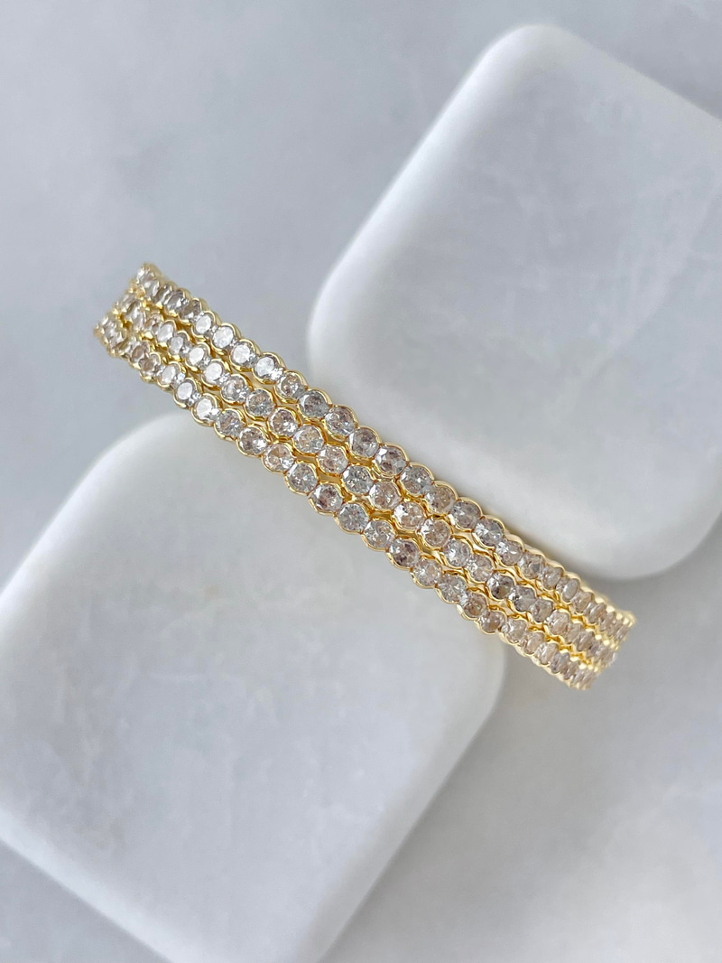 Altın Kaplama Üç Sıra Kristal Taşlı Yaylı Kelepçe Gold