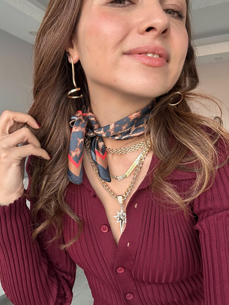 Nar Çiçeği Detaylı Leopar Desenli Bandana Fular