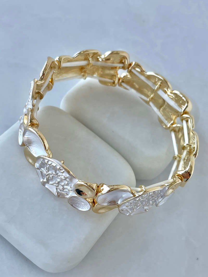 Altın Kaplama Ağaç Kabartmalı Daire Lastikli Bileklik Kırık Beyaz