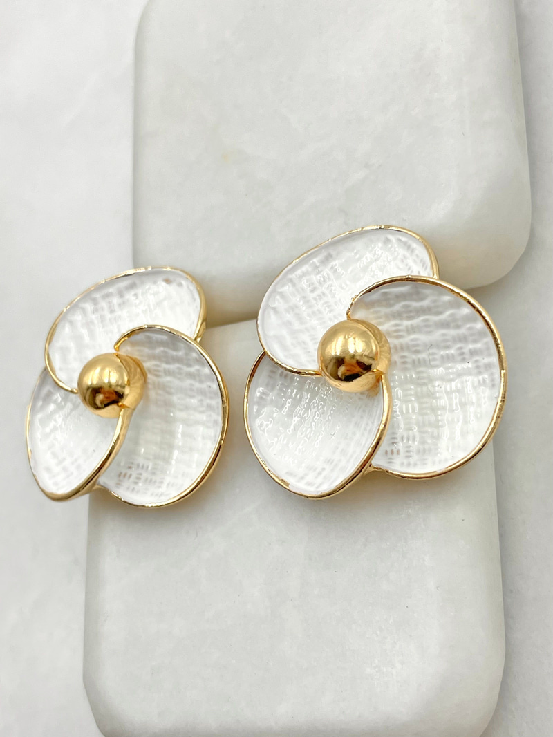Gold Detaylı Beyaz Çiçek Küpe Gold