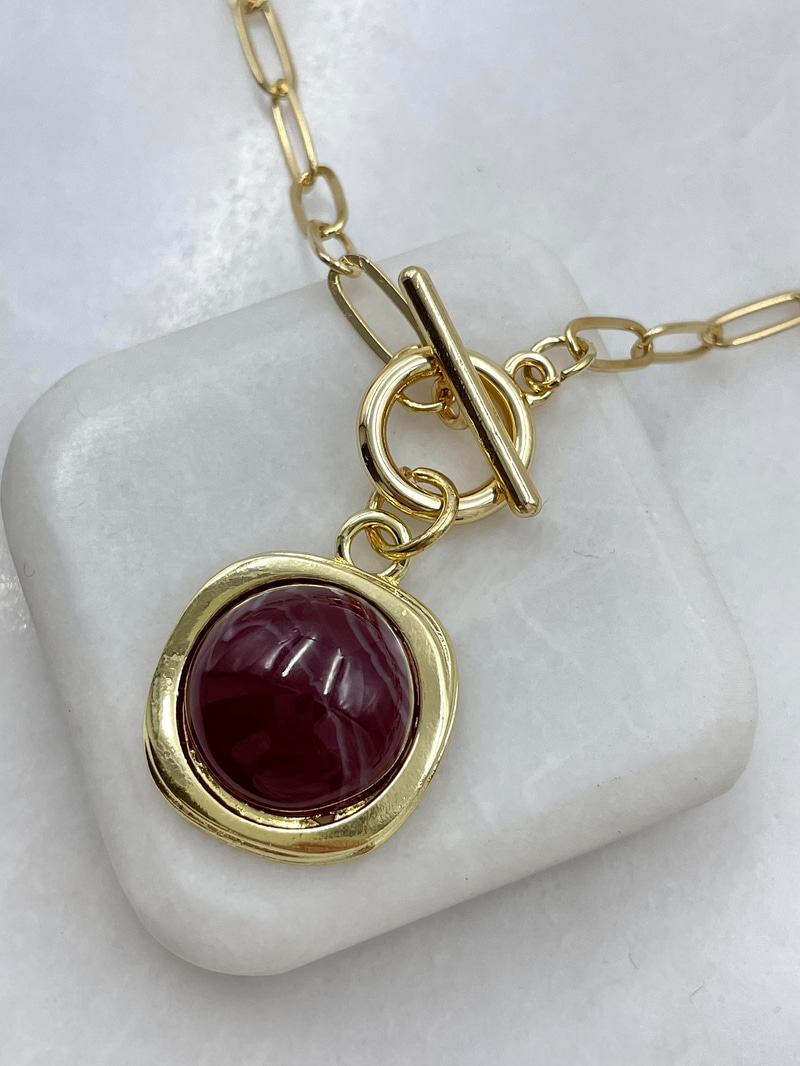 Altın Kaplama Gold Çerçeveli Daire Model Önden Kilit Vintage Kolye Bordo