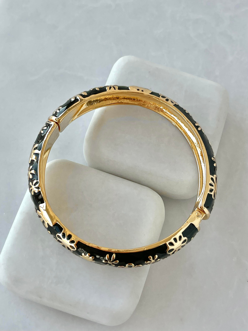 Altın Kaplama Mineli Çiçekli Kelepçe Bileklik Siyah