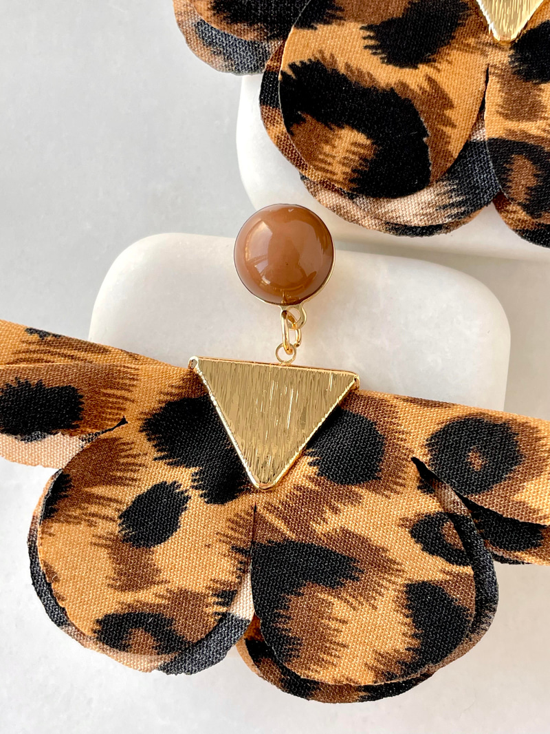 Leopar Çiçek Sallantılı Küpe