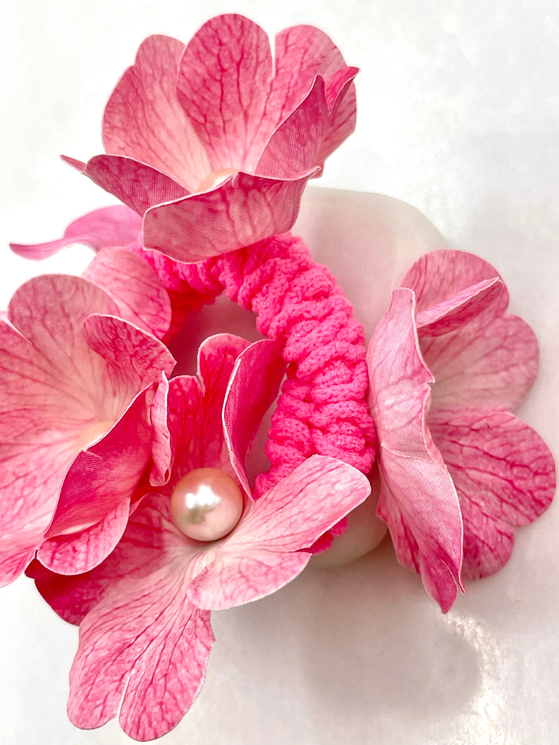 Dizi İnci Çiçekli Scrunchie Toka Pembe